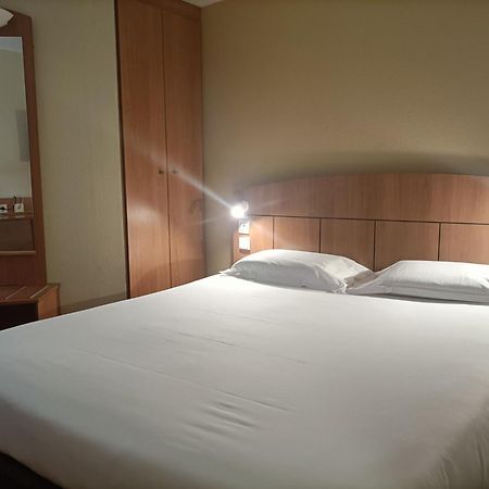 Kyriad Geneve St-Genis-Pouilly Сен-Жени-Пуйи Екстериор снимка