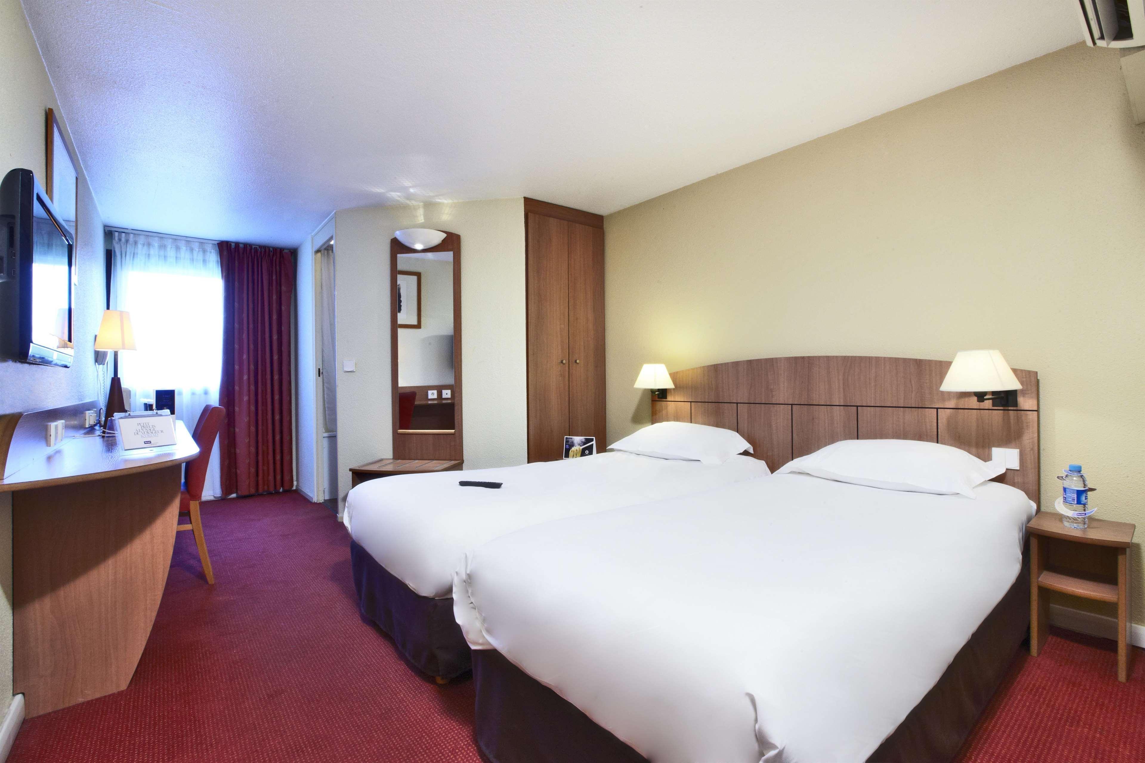 Kyriad Geneve St-Genis-Pouilly Сен-Жени-Пуйи Екстериор снимка